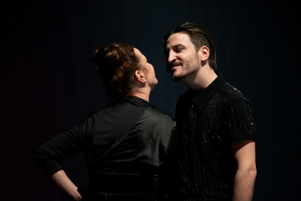 Romeo und Julia Theaterstück Szene mit Liebespaar auf Bühne Neuss &copy; Christine Tritschler